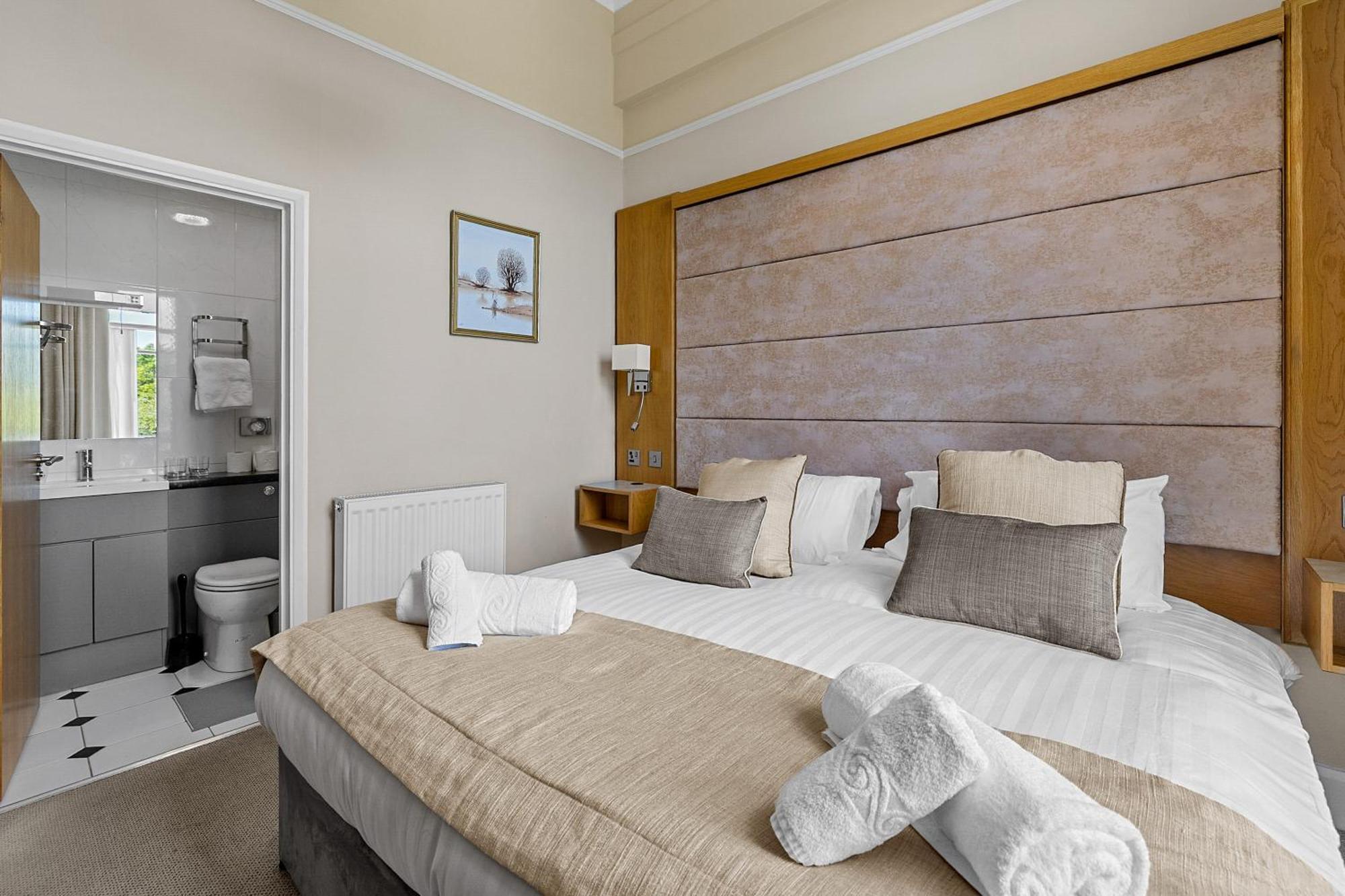 Invicta Hotel Плимът Екстериор снимка