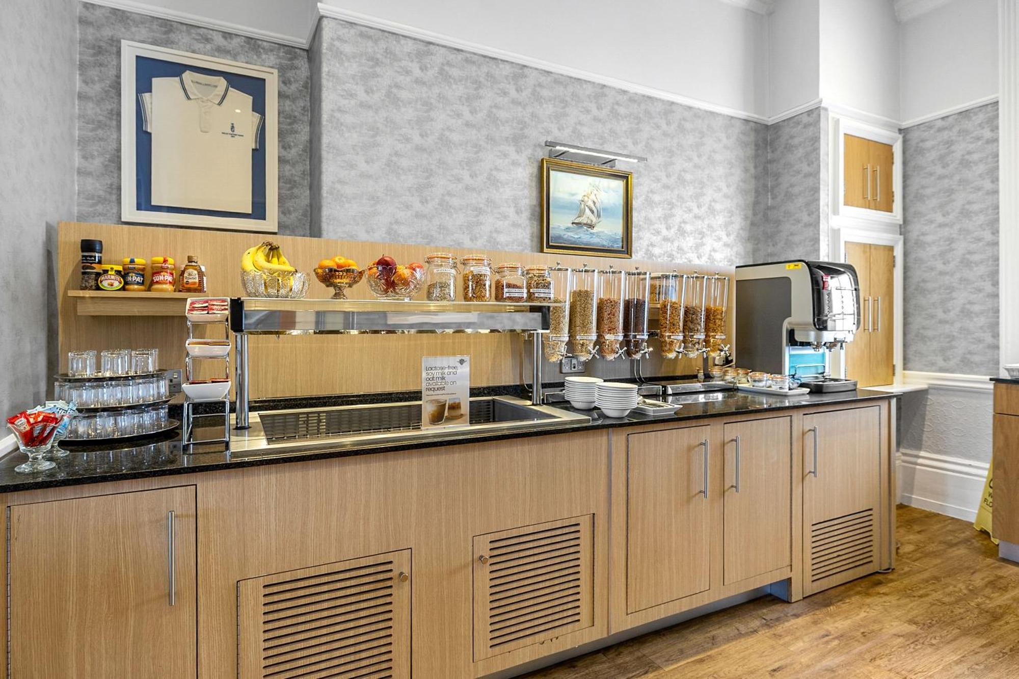Invicta Hotel Плимът Екстериор снимка