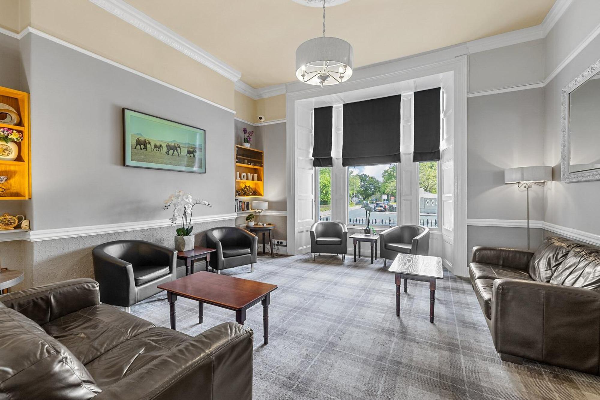Invicta Hotel Плимът Екстериор снимка