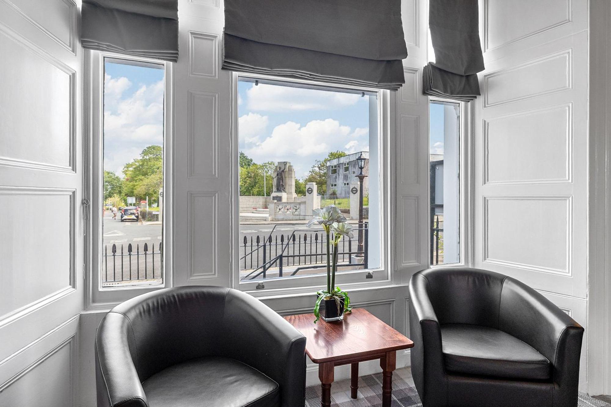 Invicta Hotel Плимът Екстериор снимка