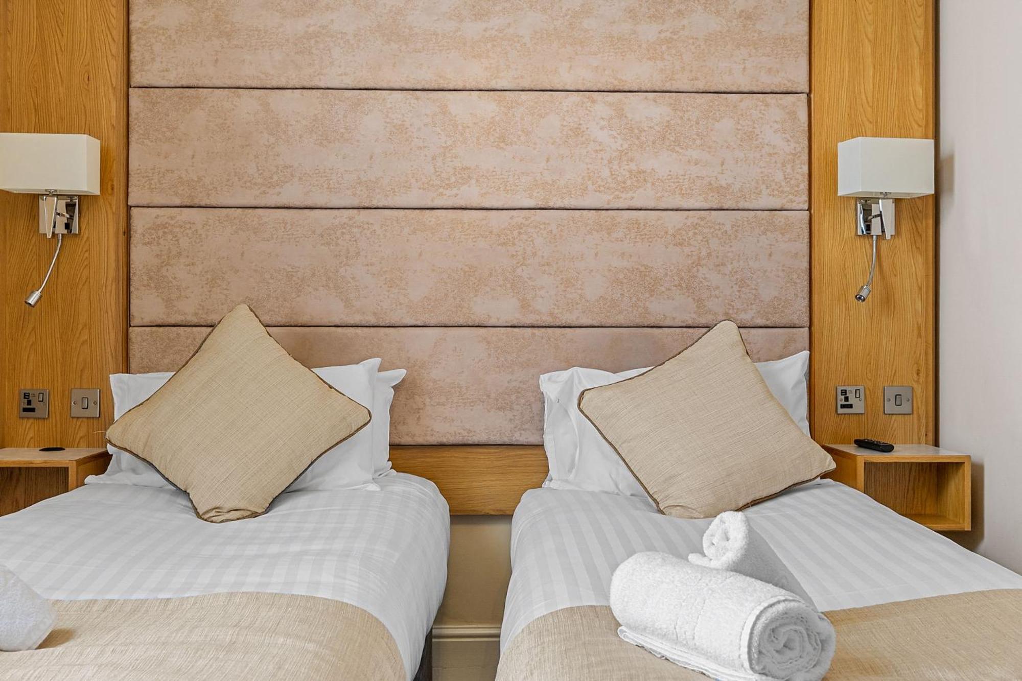 Invicta Hotel Плимът Стая снимка