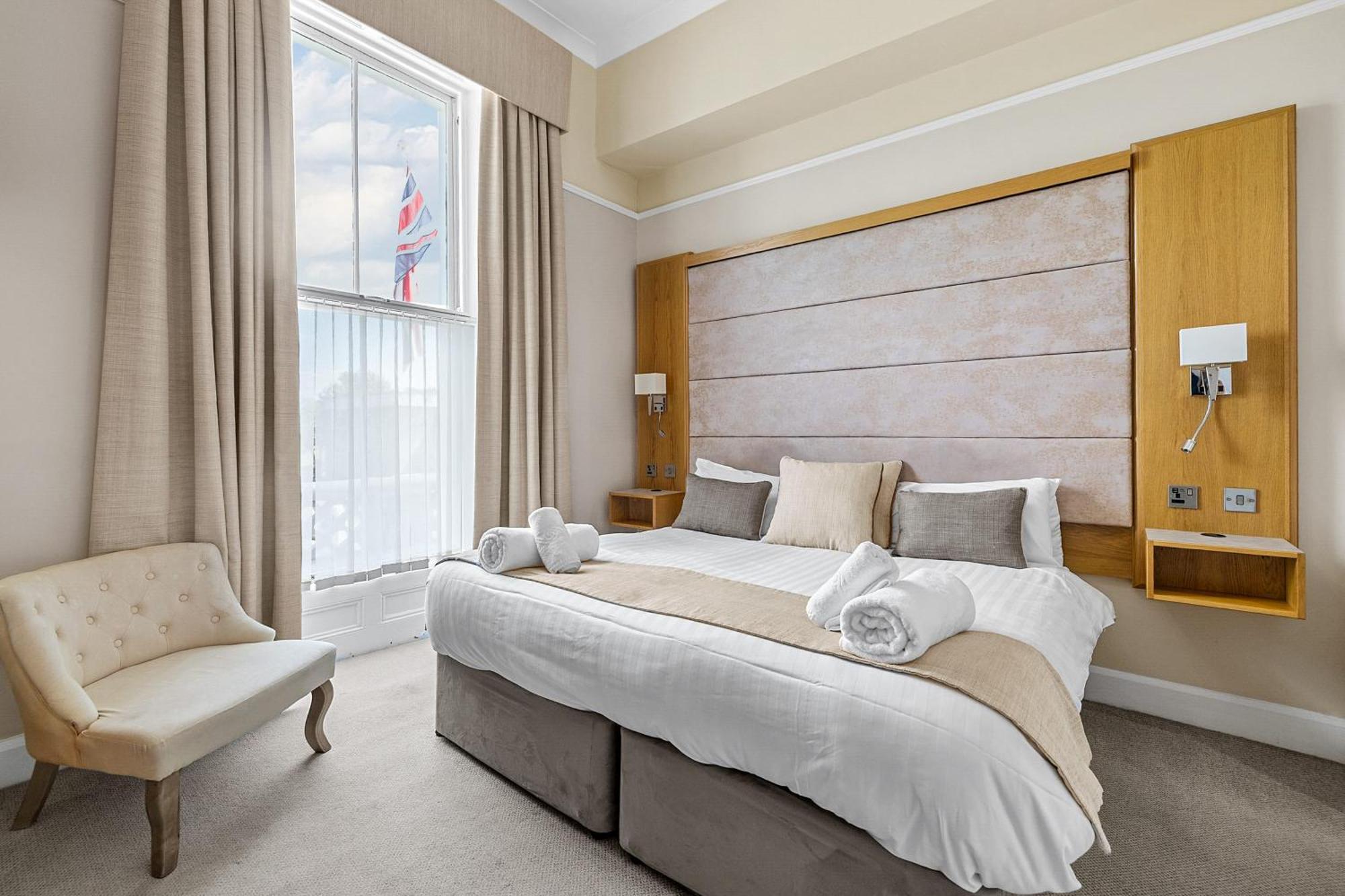 Invicta Hotel Плимът Екстериор снимка