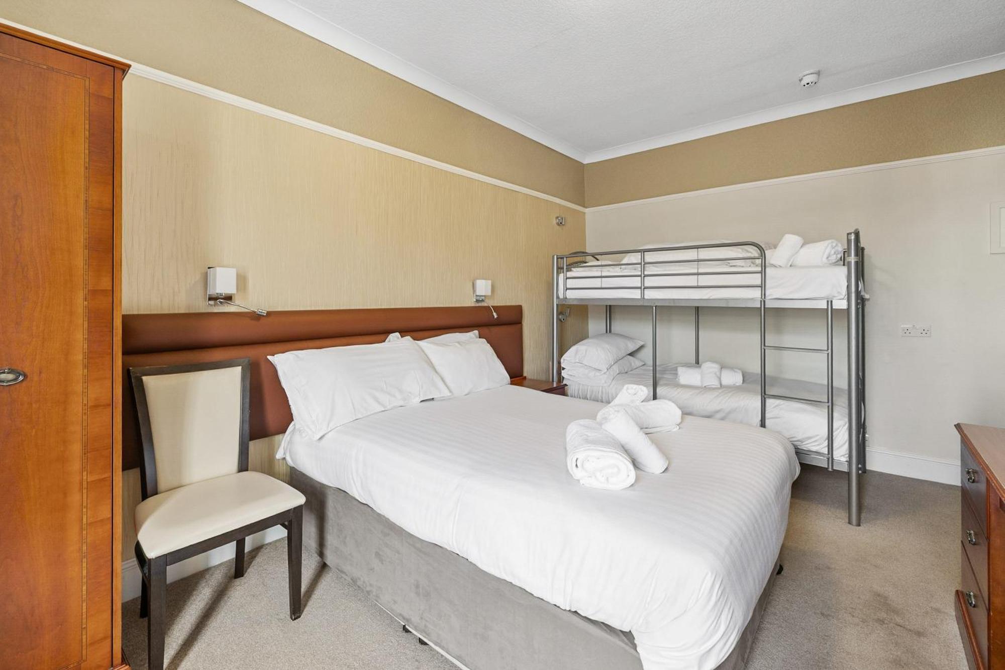 Invicta Hotel Плимът Стая снимка