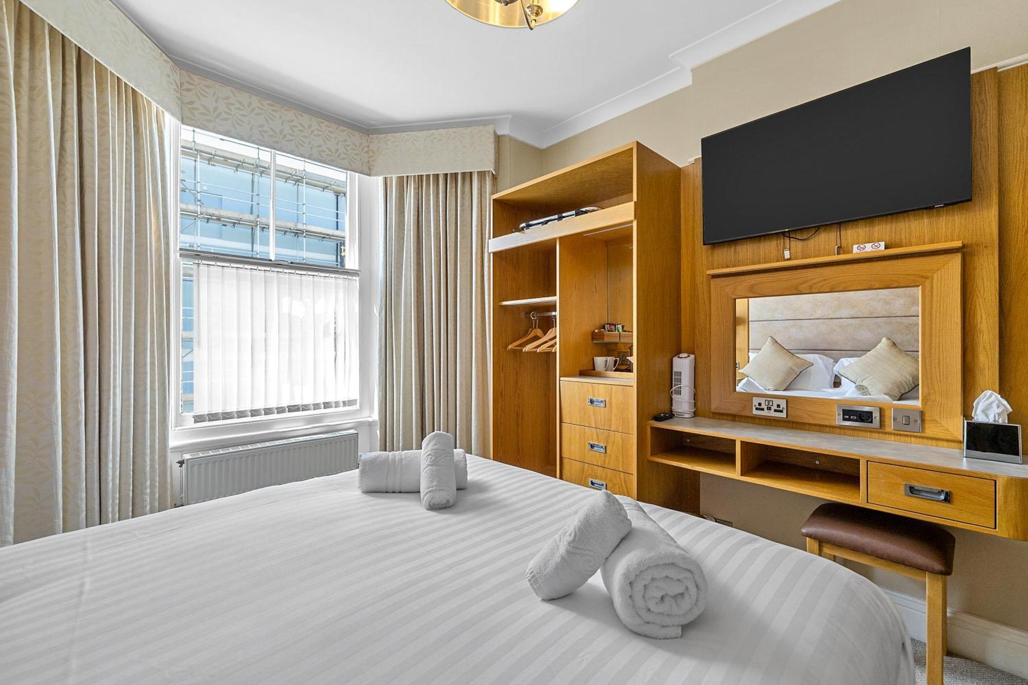 Invicta Hotel Плимът Екстериор снимка