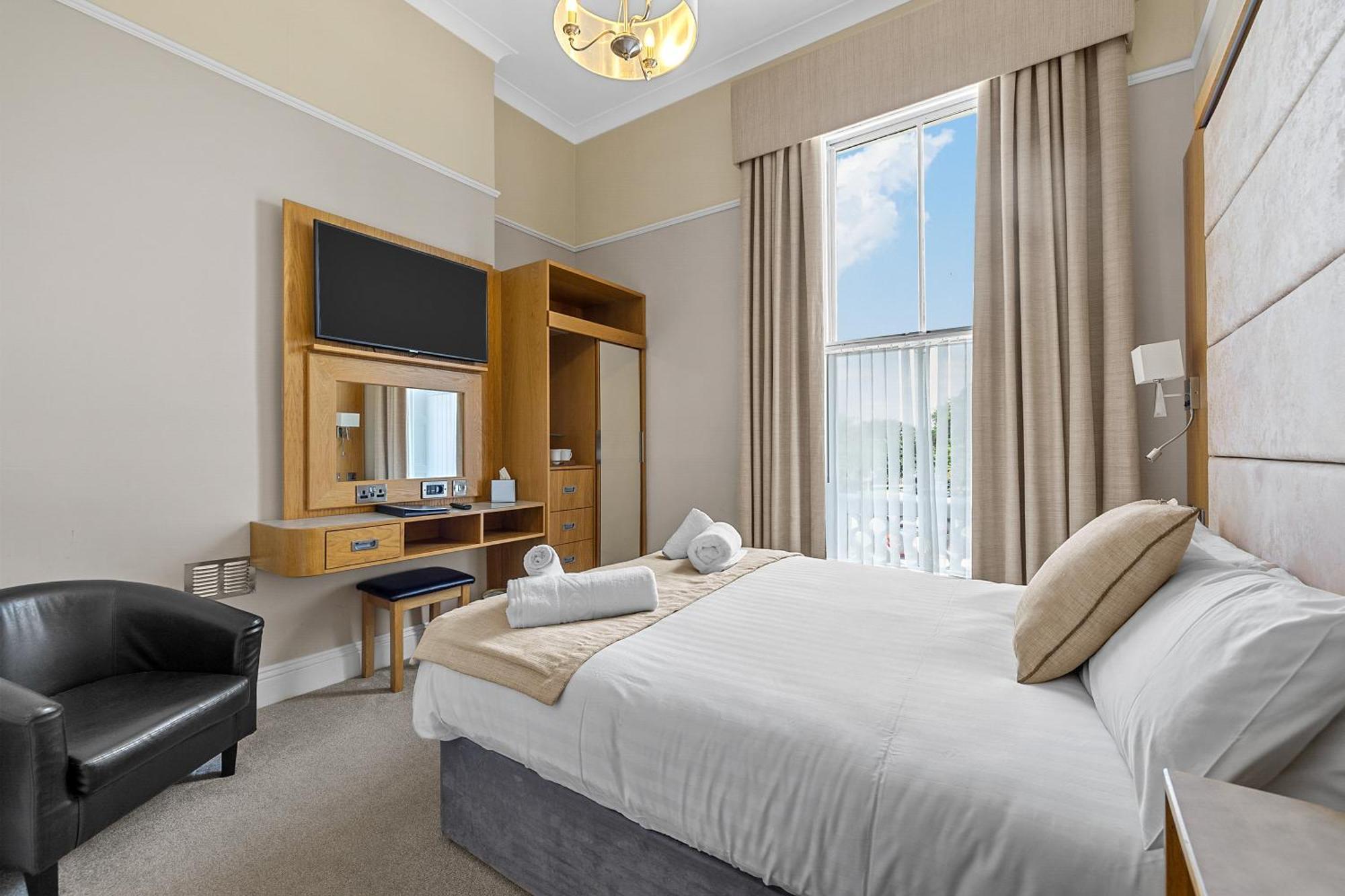 Invicta Hotel Плимът Екстериор снимка