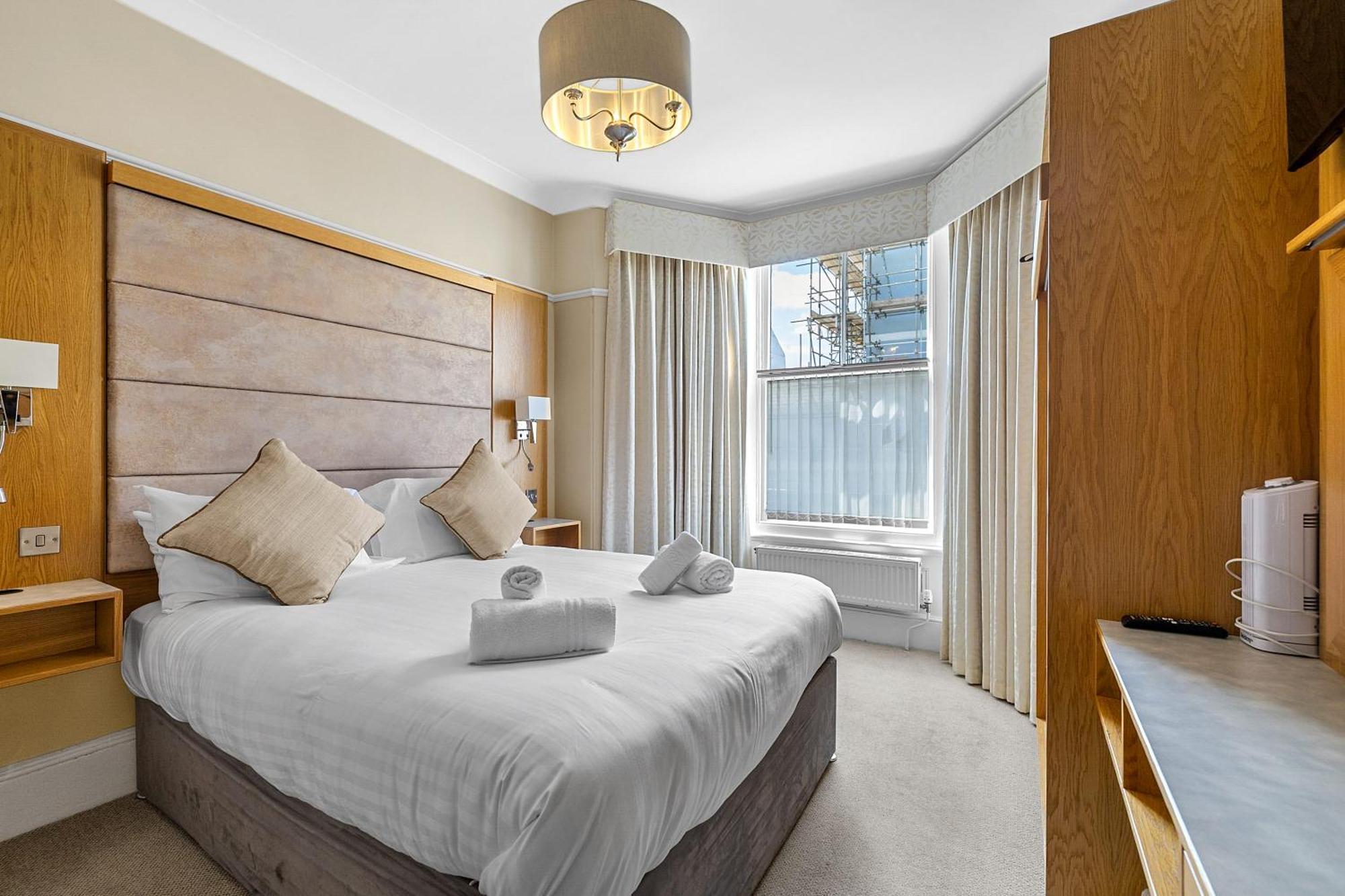 Invicta Hotel Плимът Екстериор снимка
