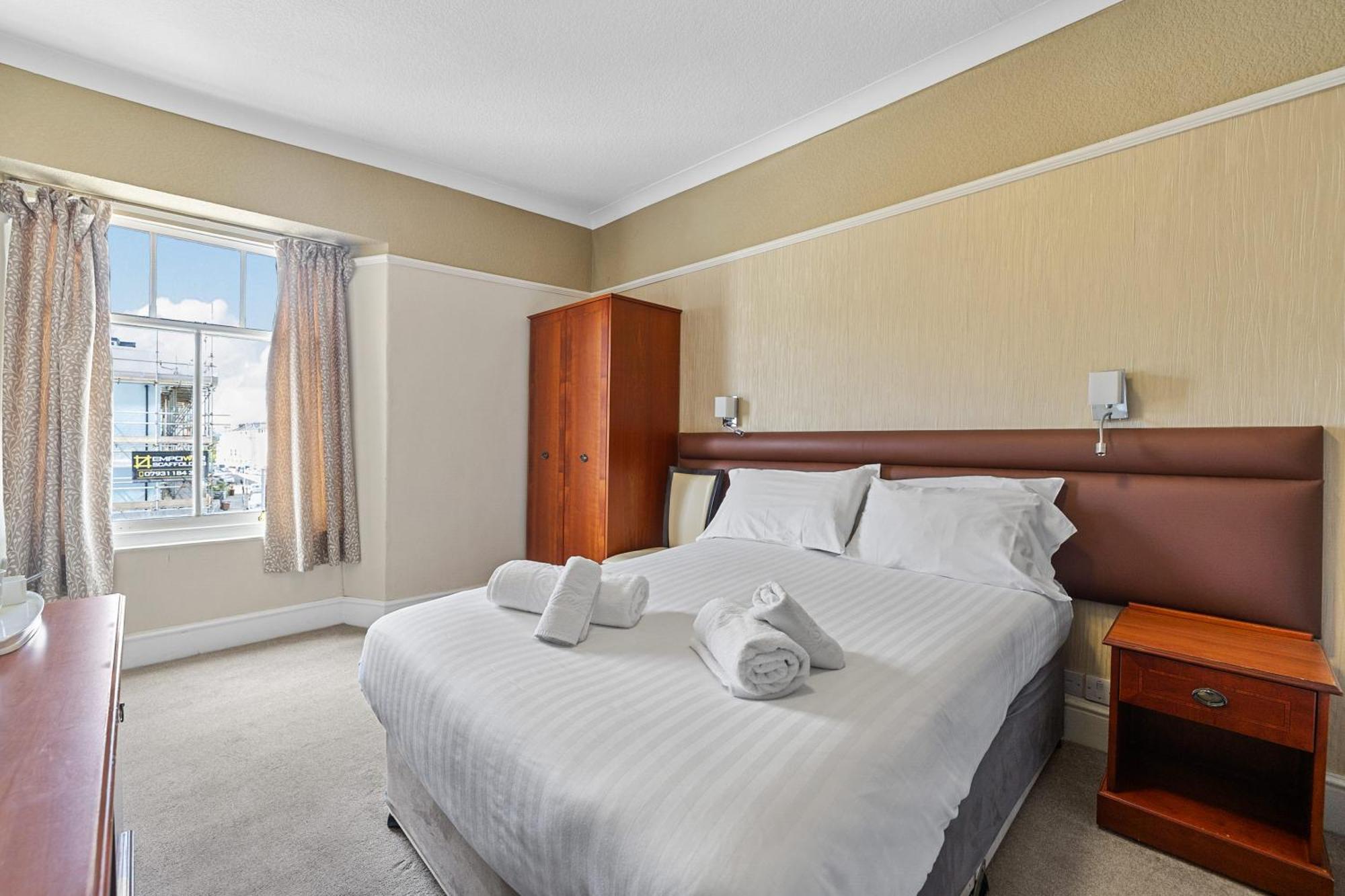 Invicta Hotel Плимът Стая снимка